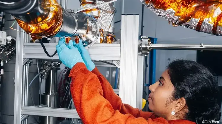 Person working on laboratory equipment, ©Ian Ehm