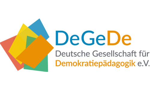 Stu­den­ti­sche Mit­ar­beit im Bereich Öffent­lich­keits­ar­beit (15h/Woche) im Kom­pe­tenz­netz­werk „Demo­kra­tie­bil­dung im Jugend­al­ter“ - Deutsche Gesellschaft für Demokratiepädagogik e.V. - Logo