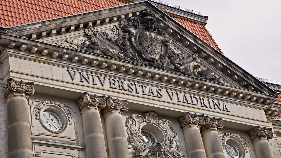 Portal des Hauptgebäudes