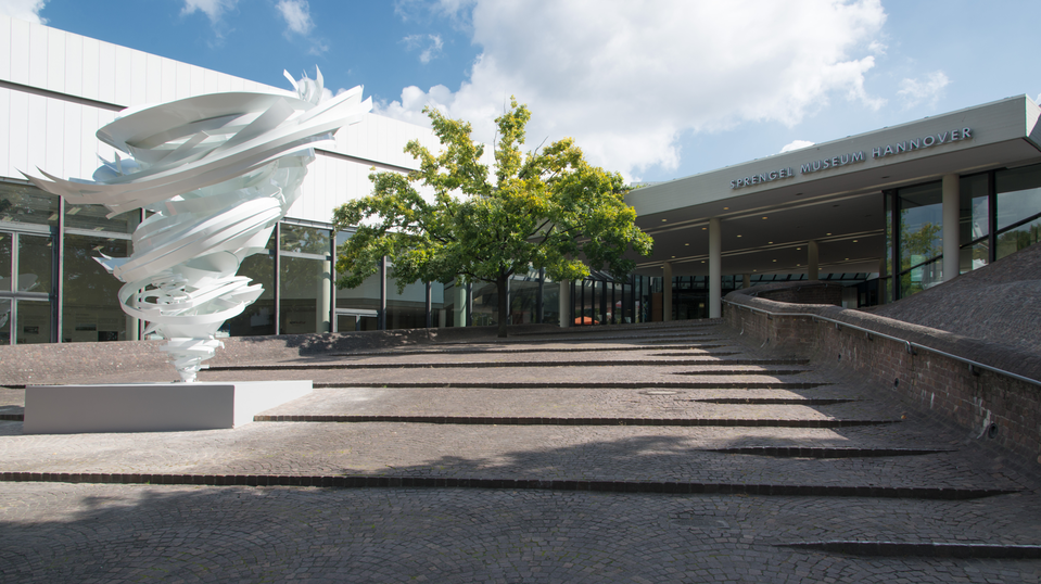 Museumsansicht mit Alice Aycock, Another Twister, 2015, Sprengel Museum Hannover, Leihgabe Hannover Rück Stiftung, © Alice Aycock, Courtesy Thomas Schulte, Berlin; Foto: Herling/Herling/Werner, Sprengel Museum Hannover