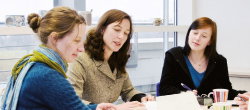 3 Menschen bei einer Besprechung
