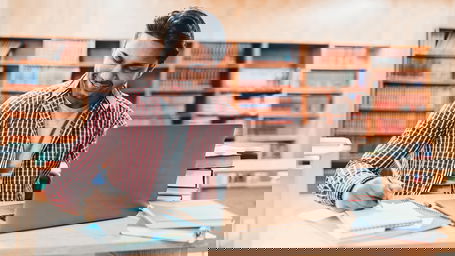 akademischer-rat.jpg Ein akademischer Rat arbeitet am Schreibtisch