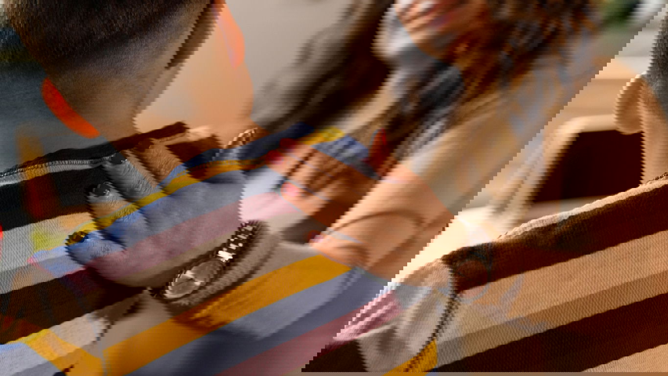 arbeiten-im-jugendamt.jpg Eine Beschäftige des Jugendamts legt einem Jungen die Hand auf die Schulter