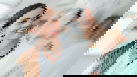 assistenzarzt-gehalt1.jpg Eine lächelnde Assistenzärztin im Gespräch mit einer Patientin