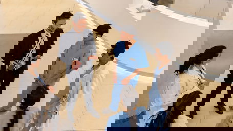 berufe-im-krankenhaus.jpg Ein Klinikmanager im Gespräch mit medizinischem Personal