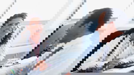 bewerbung arzt.jpg Ein Arzt in einem Bewerbungsgespräch mit einer Ärztin