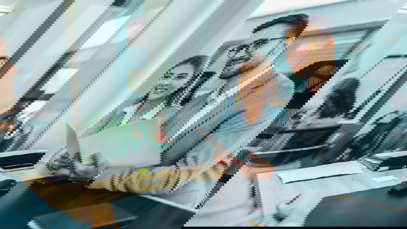 bewerbung-fue.jpg Zwei Personaler im Gespräch mit einem Bewerber