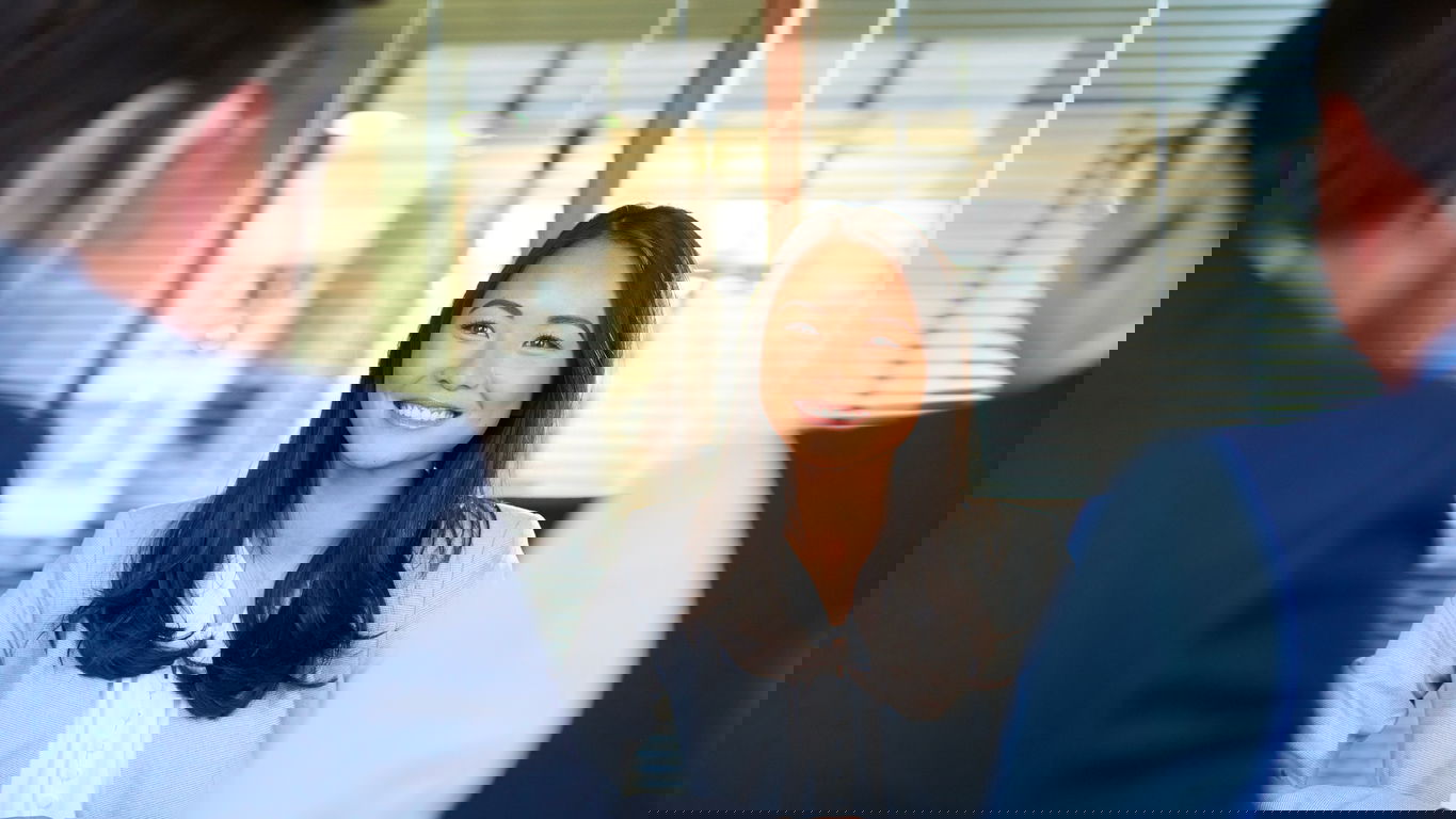 bewerbung-fuehrungskraft.jpg Eine junge Frau in einem Bewerbungsgespräch als Führungskraft