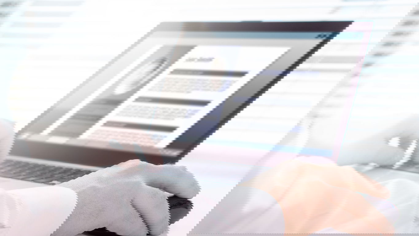 bewerbung-ingenieur.jpg Ein Ingenieur erstellt am Laptop seine Bewerbung