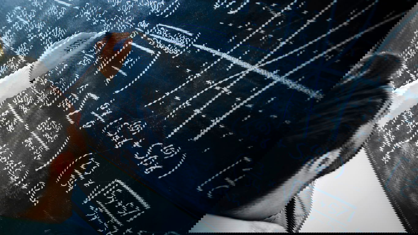 bewerbung-mathematik.jpg Ein Mathematiker löst komplizierte Aufgaben an einer Tafel