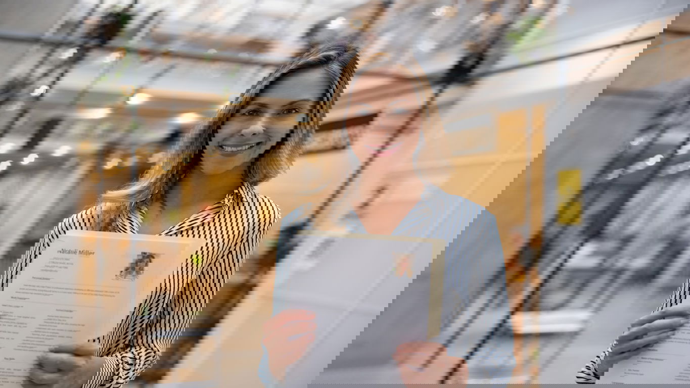 Bewerbung-oeffentlicher-Dienst_foto Hispanolistic_iStock-1357976493.jpg Frau mit Lebenslauf vor einem Bewerbungsgespräch