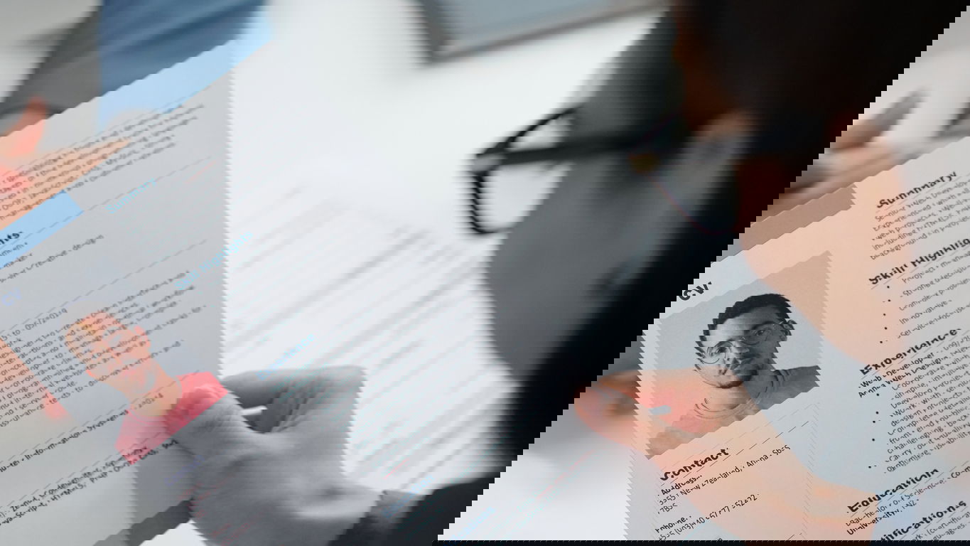 bewerbung-unterschiede.jpg Eine Personalerin betrachtet einen Lebenslauf