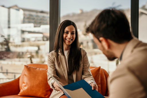 bewerbung.jpg Eine junge Frau in einem Bewerbungsgespräch