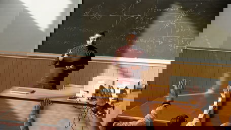 Bewerbung_Professur.jpg Ein junger Professor in einem Hörsaal vor Studierenden