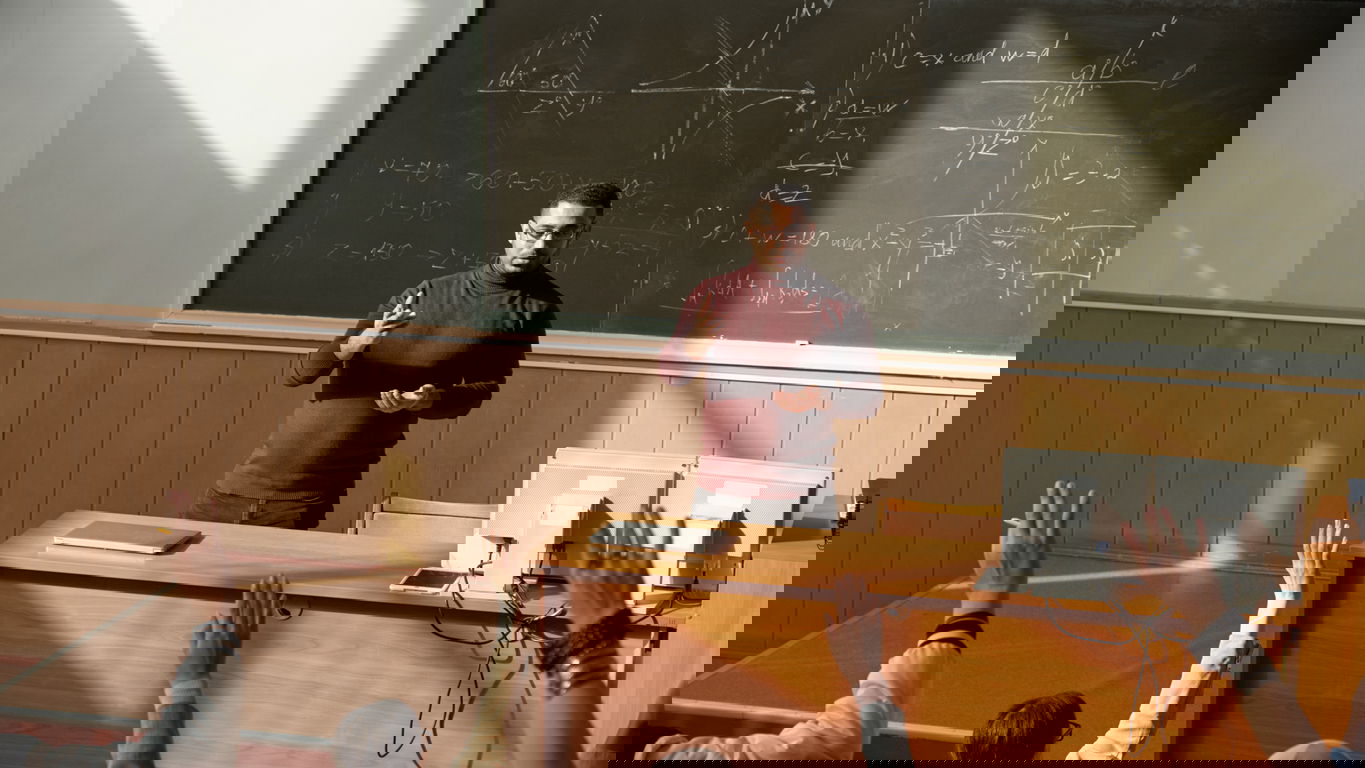 Bewerbung_Professur.jpg Ein junger Professor in einem Hörsaal vor Studierenden