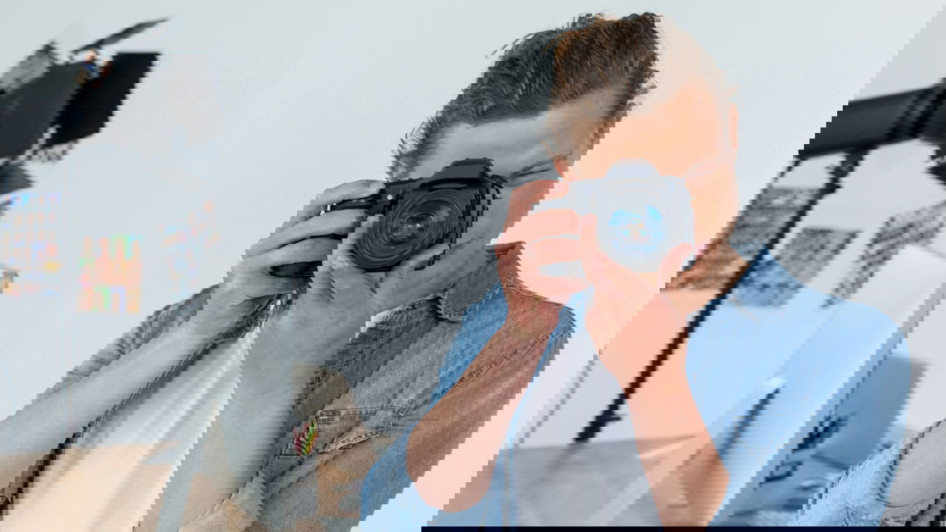 bewerbungsfoto.jpg Ein Fotograf macht ein professionelles Bewerbungsfoto