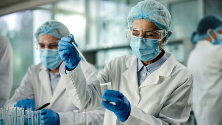 biomedizin-gehalt.jpg Eine Biomedizinerin im Labor