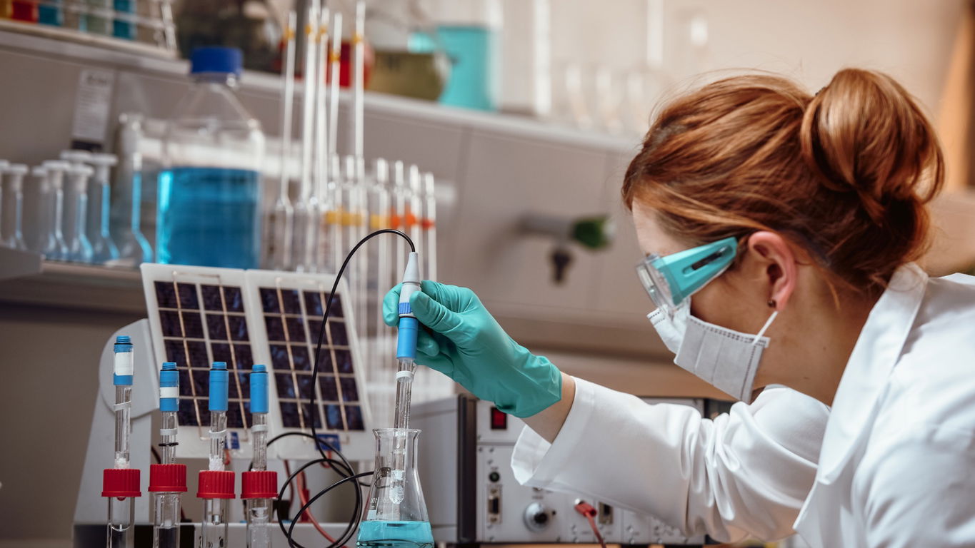 biophysik-gehalt.jpg Eine Biophysikerin im Labor