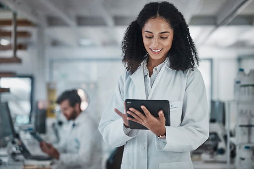 brain-drain-center.jpg Eine junge Wissenschaftlerin aus dem Ausland an einem iPad im Labor