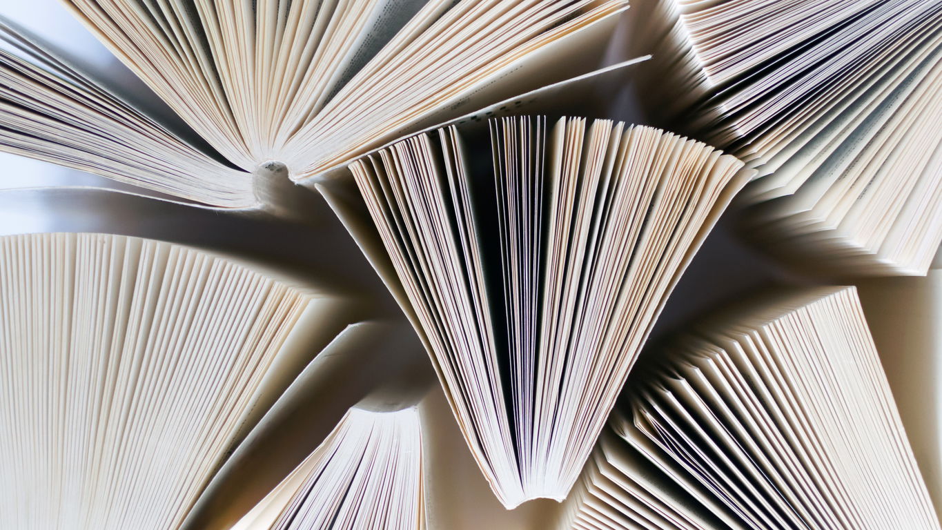 bücher-symbolbild-mathematik-promotion.jpg Blick auf Bücher als Symbolbild für eine Mathematik-Promotion