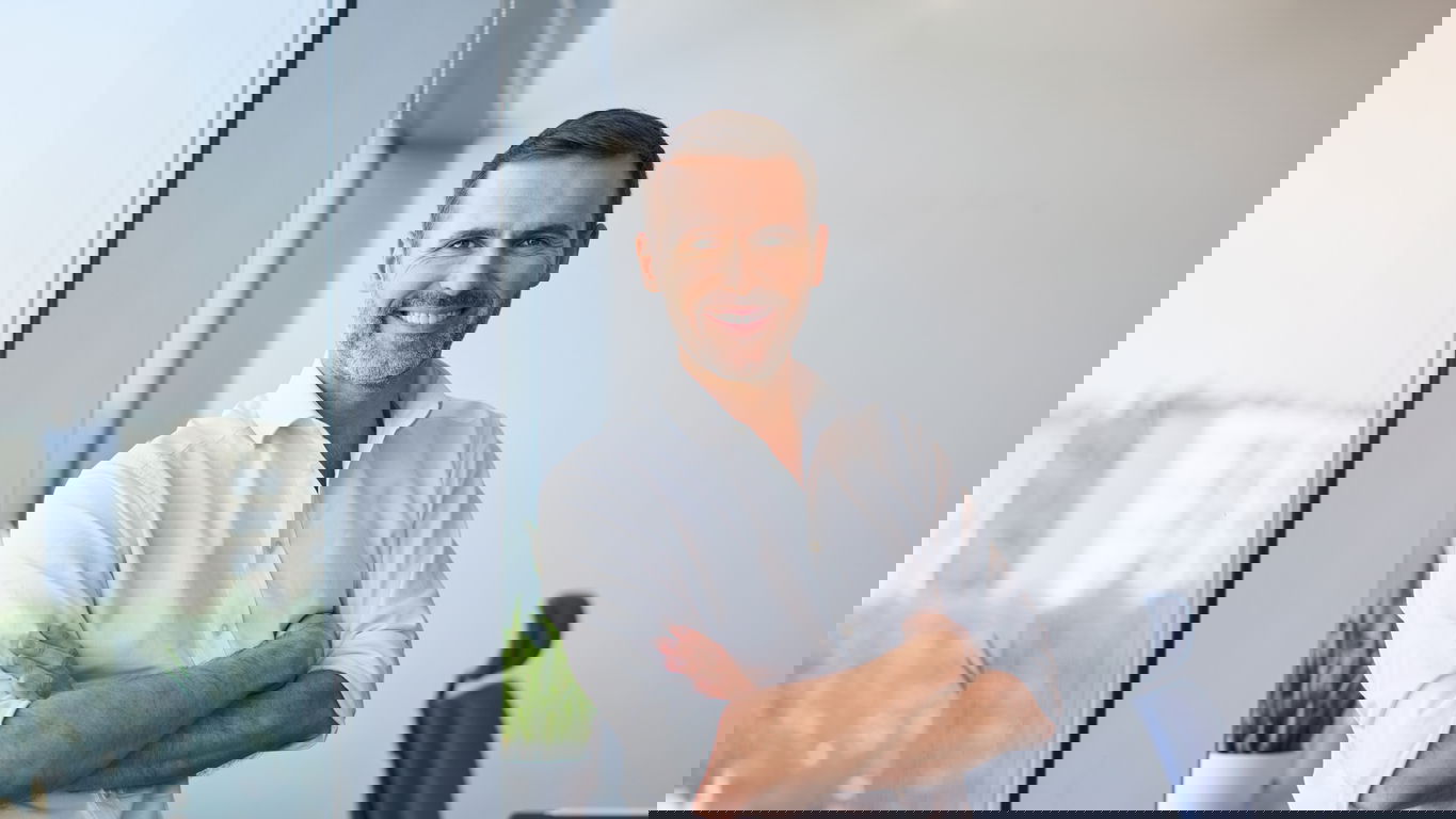 dezernent.jpg Ein lächelnder Dezernent in seinem Büro