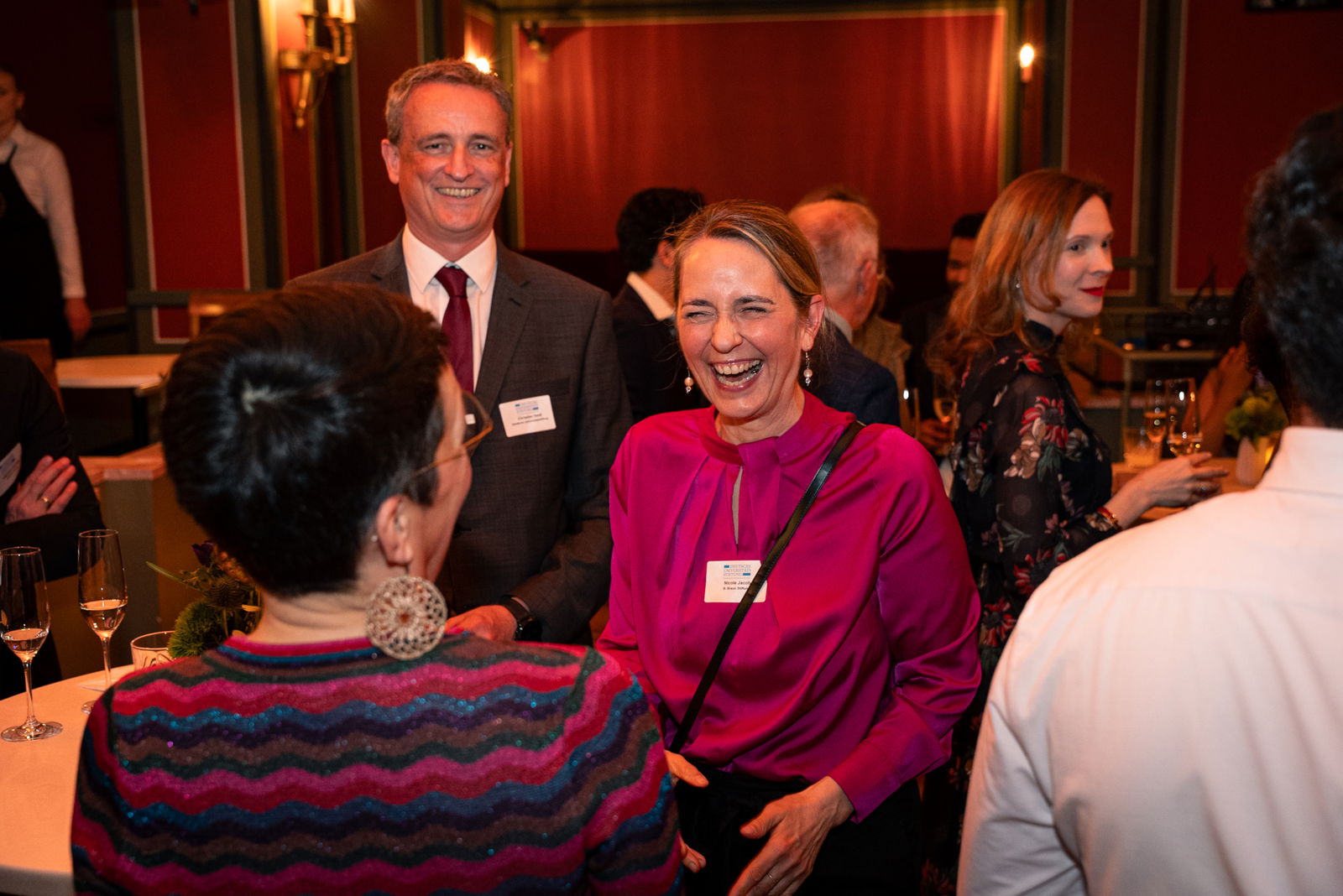 Lachende Gäste bei der Gala der Deutschen Wissenschaft