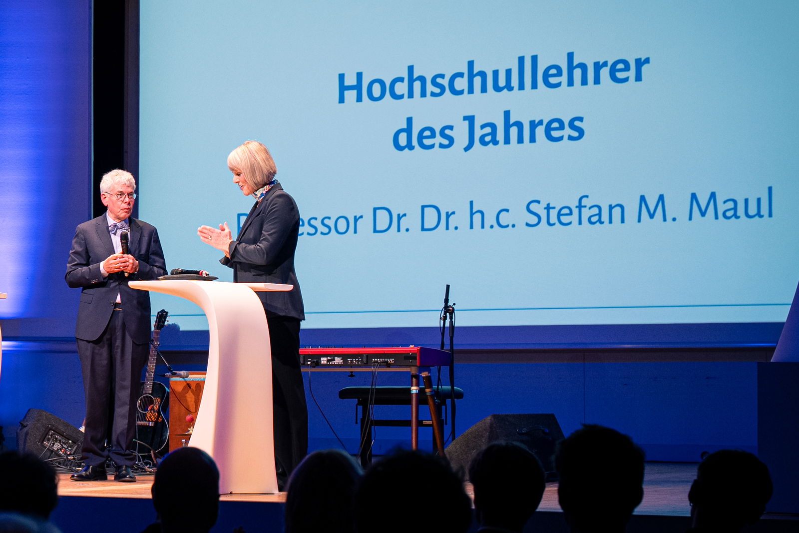 Der Assyrologe Prof. Dr. Dr. h.c. Stefan M. Maul wurde für seine Arbeit von DHV-Präsident Koch als „Hochschullehrer des Jahres 2026“ ausgezeichnet. 