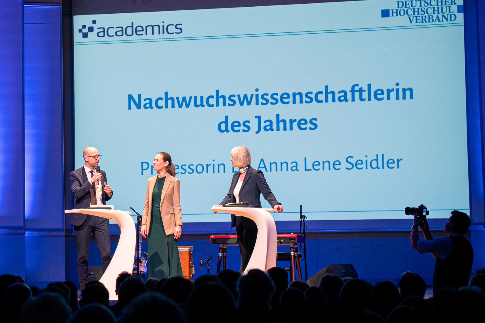 Christian Röpke überreicht Anna Lene Seidler den academics Nachwuchspreis 2025