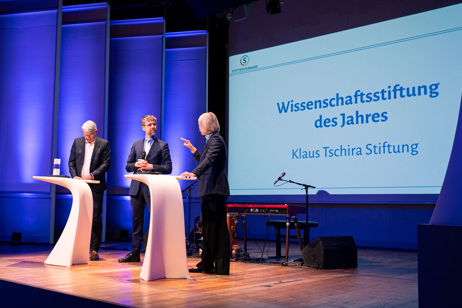 Der Geschäftsführer der Klaus Tschira Stiftung, Prof. Dr. Rafael Lang, nimmt die Auszeichnung Wissenschaftsstiftung des Jahres entgegen