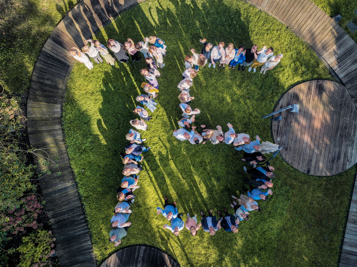 Mitarbeitende des DHV bilden eine 75