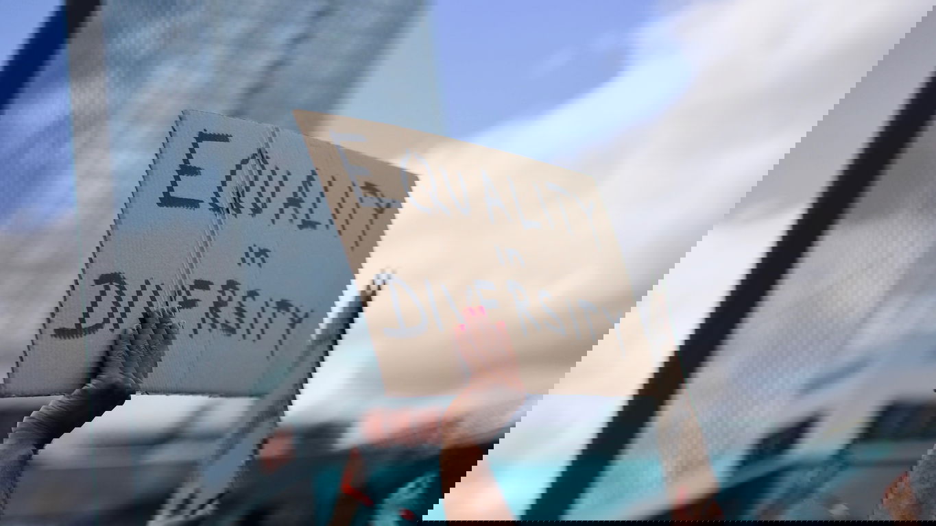 diskriminierung_am_Arbeitsplatz.jpg Ein Demonstrationsschild „Equality in Diversity" als Symbolbild für Ungleichbehandlung