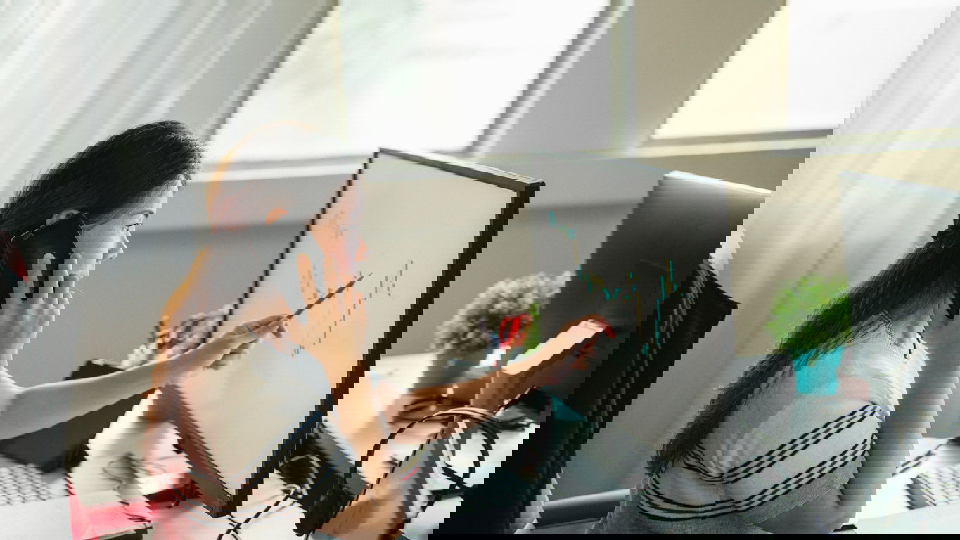 drittmittel_forschungsfinanzierung_simon2579_iStock-1286878794.jpg Eine Frau stellt einen Drittmittelantrag zur Forschungsfinanzierung