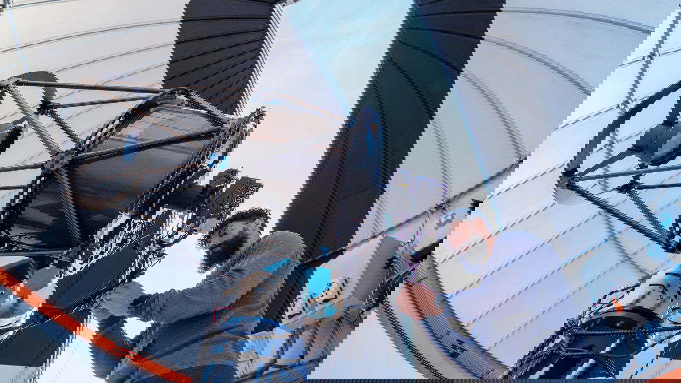 eigene-stelle-astronom_header.jpg Unabhängige Forschung mit einer Eigenen Stelle: Astronom in einer Teleskopkuppel