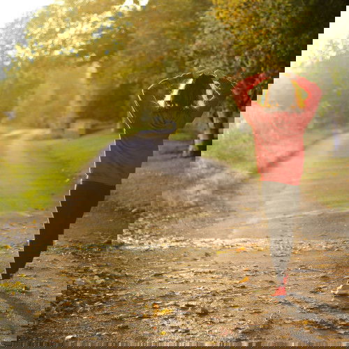 Eine Frau in einem sonnigen Park