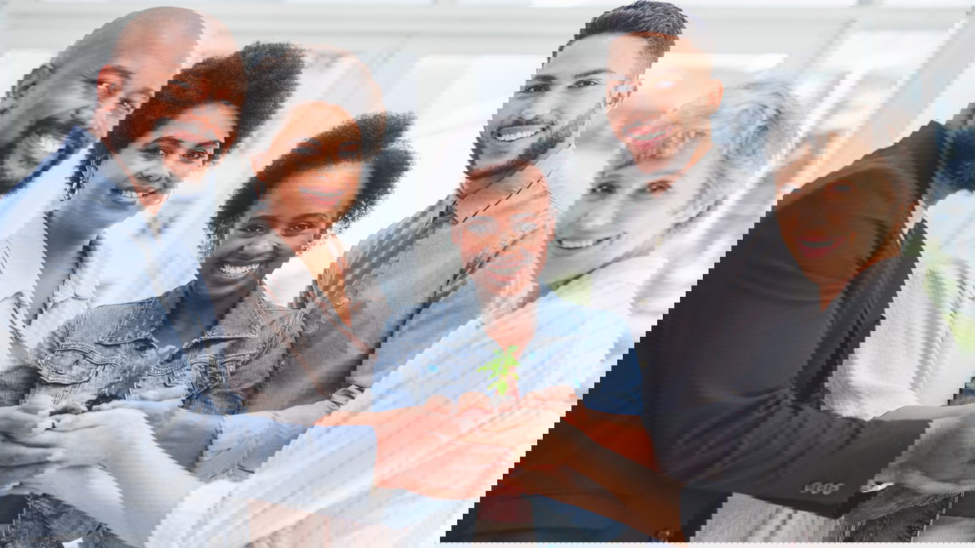 Entwicklungszusammenarbeit.jpg Entwicklungszusammenarbeit: Eine Gruppe von Menschen unterschiedlicher ethnischer Herkunft arbeiten zusammen