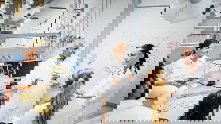 Forschungsfreiheit.jpg Forschungsfreiheit: Eine Gruppe von Wissenschaftler:innen bespricht sich