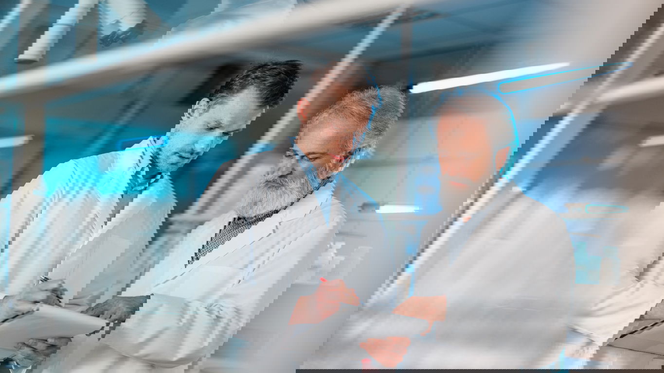 gehalt-forschung-entwicklung.jpg Zwei Forscher in einem Labor