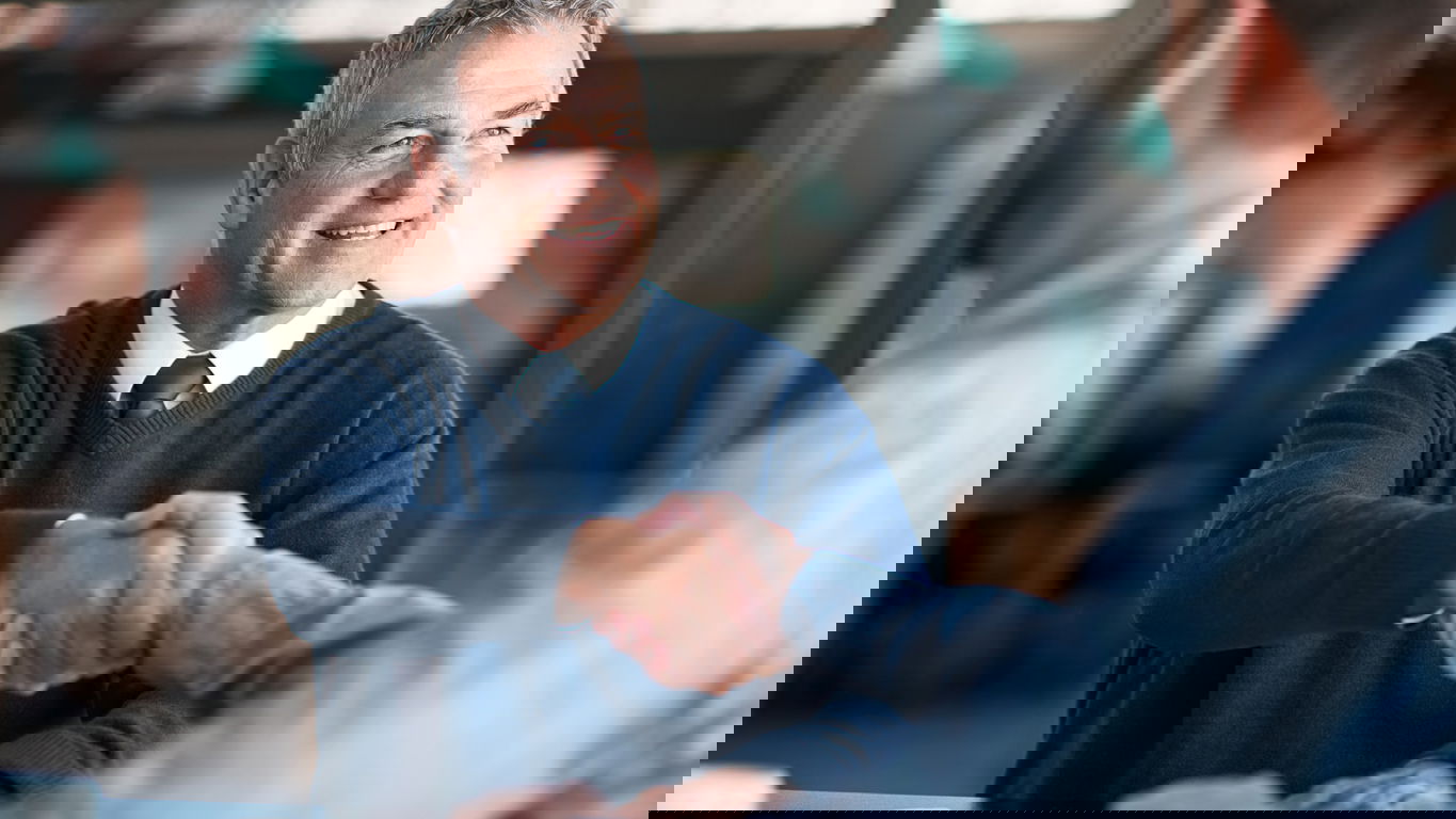 Gehaltsverhandlung_iStock-1185859198.jpg Zwei Männer geben sich nach einer Gehaltsverhandlung die Hand