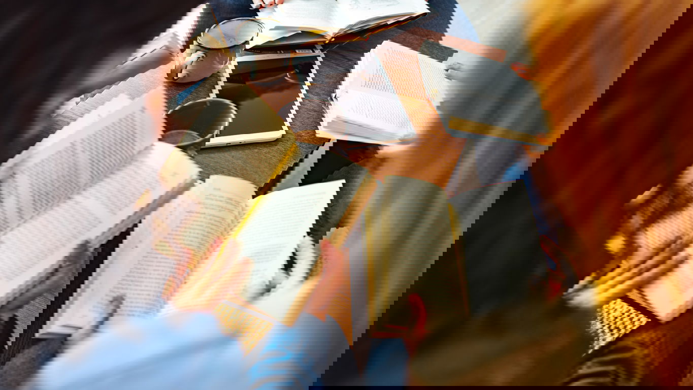 geisteswissenschaften-berufe.jpg Mehrere Menschen, die in Büchern lesen