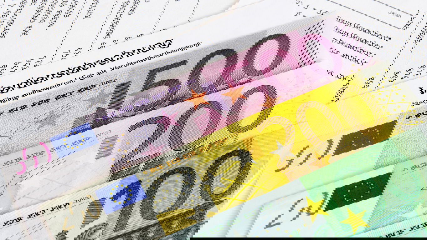 geisteswissenschaftler-gehalt.jpg Eine Verdienstabrechnung und Geldscheine