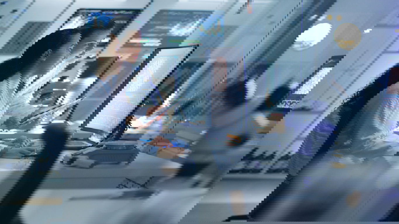 Gesundheitsamt_Labor_iStock-1413600685.jpg Zwei Mitarbeitende im Labor des Gesundheitsamts beraten sich vor einem Monitor