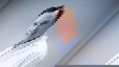 habilitation-medizin.jpg Ein Chefarzt mit einem Klemmbrett in den Händen