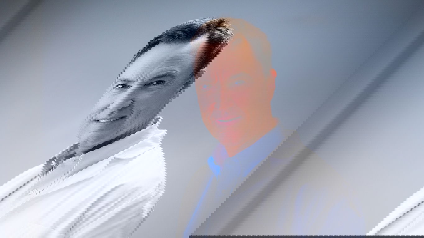 habilitation-medizin.jpg Ein Chefarzt mit einem Klemmbrett in den Händen