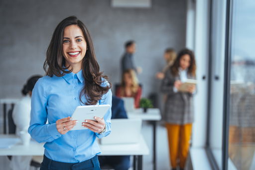 habilitation.jpg Eine junge Frau, die erfolgreich an ihrer Habilitation arbeitet