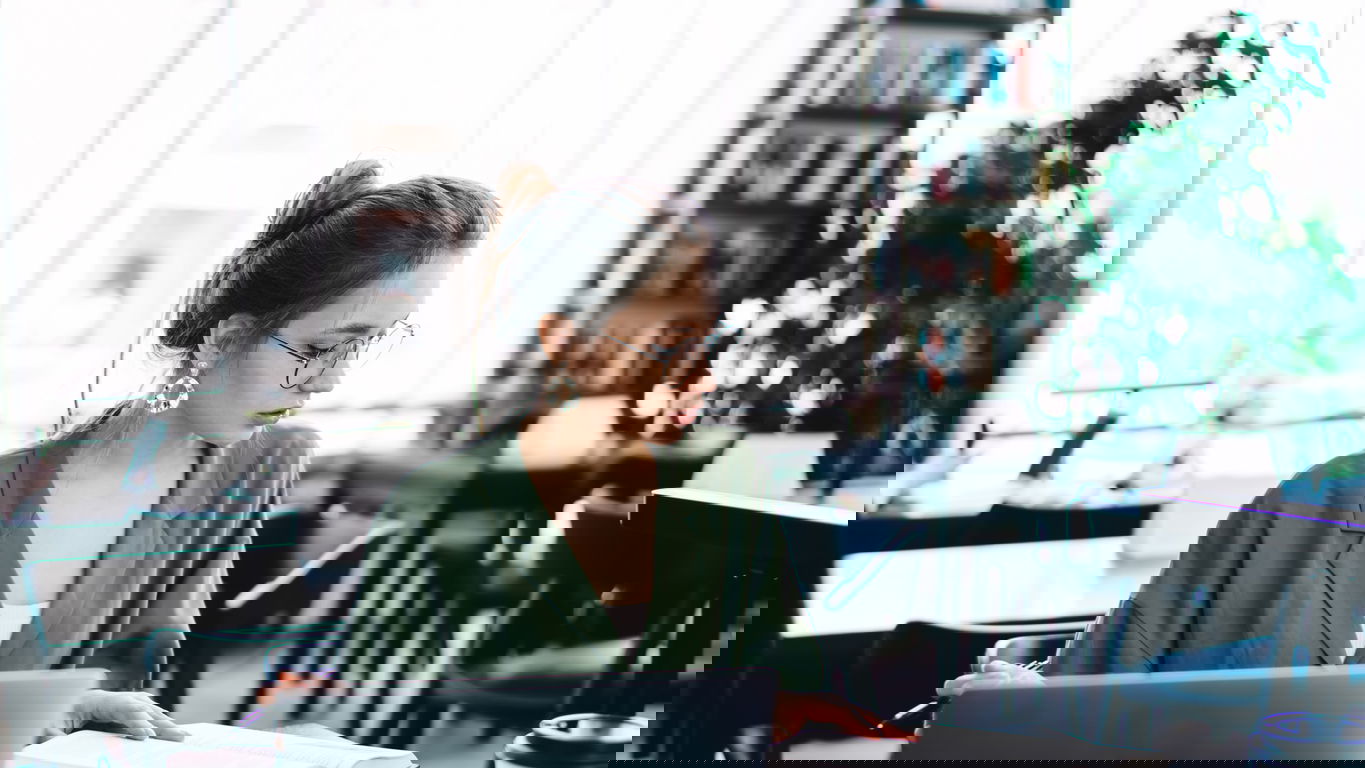 habilitationsschrift.jpg Eine Habilitandin arbeitet in der Bibliothek an ihrer Habilitationsschrift