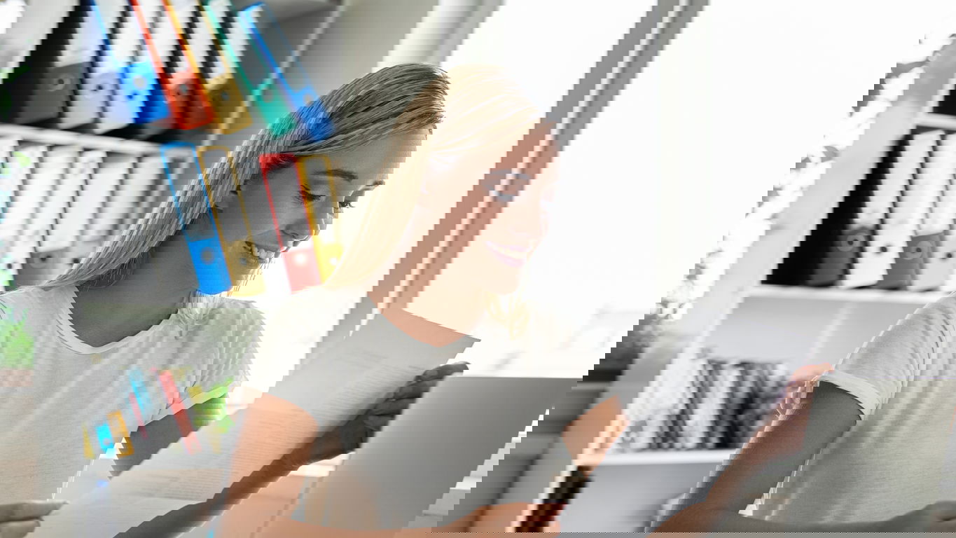 habilitationsstipendium.jpg Eine junge blonde Frau erhält eine schriftliche Zusage für ein Habilitationsstipendium
