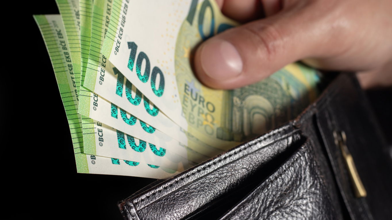 haw-prof-gehalt.jpg Fünf 100-Euro-Scheine in einem braunen Geldbeutel