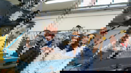 haw-professur.jpg Ein HAW-Professor erklärt Student:innen eines Ingenieurstudiengangs eine Maschine