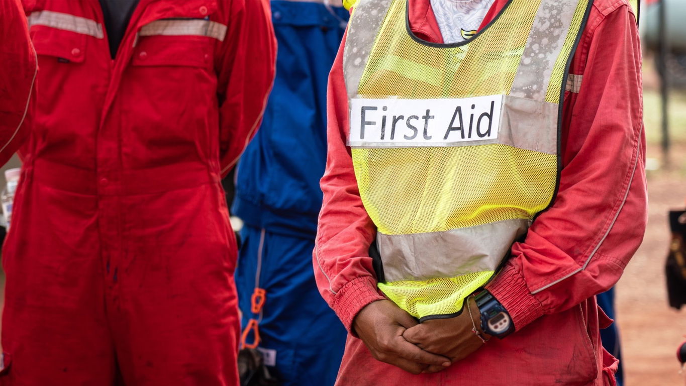 humanitaere-hilfe.jpg Hilfskräfte in roten Arbeitsanzügen