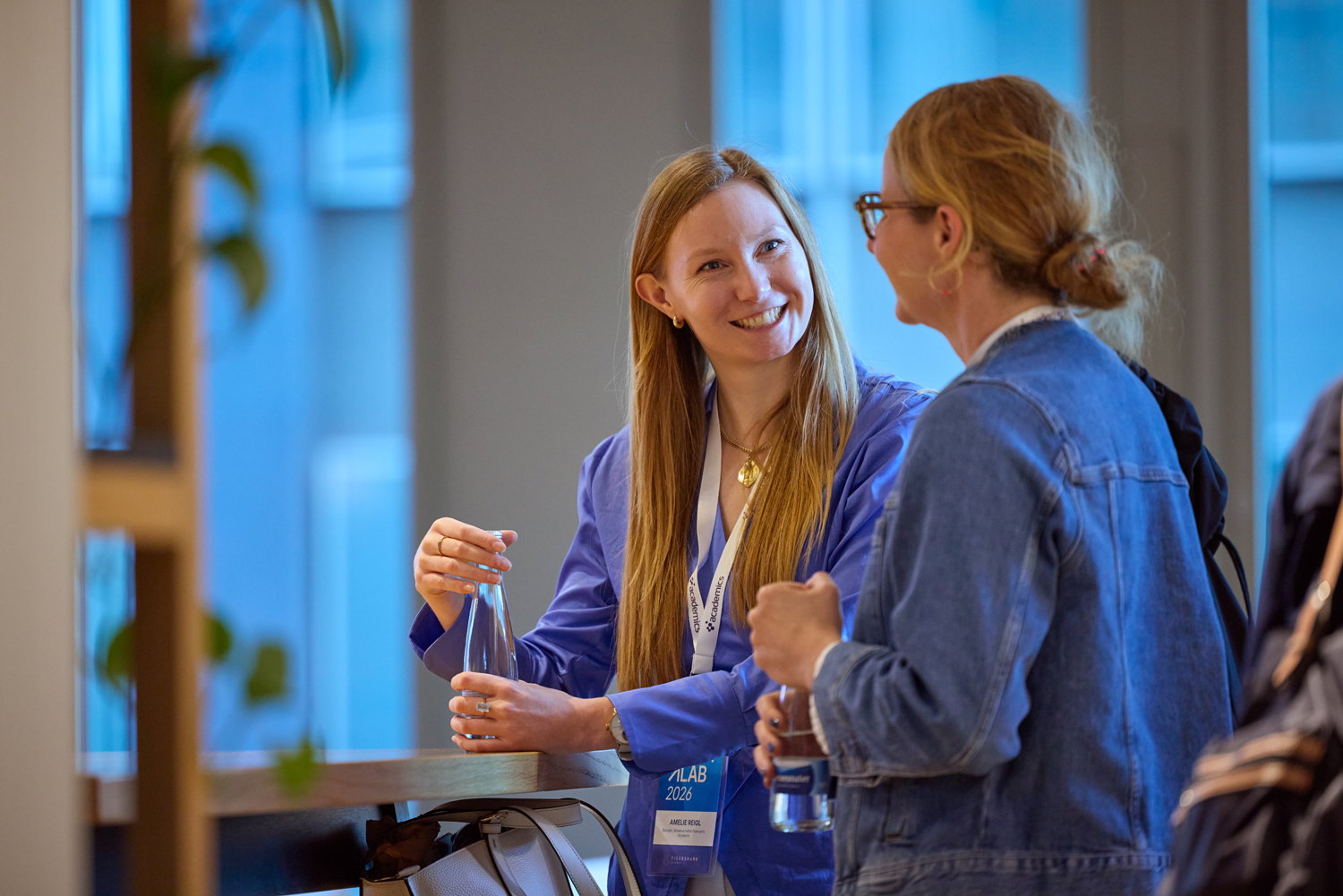 Wissenschaftsinfluencerin und Gründerin Amelie Reigl (@dieWissenschaftlerin, links) im Gespräch